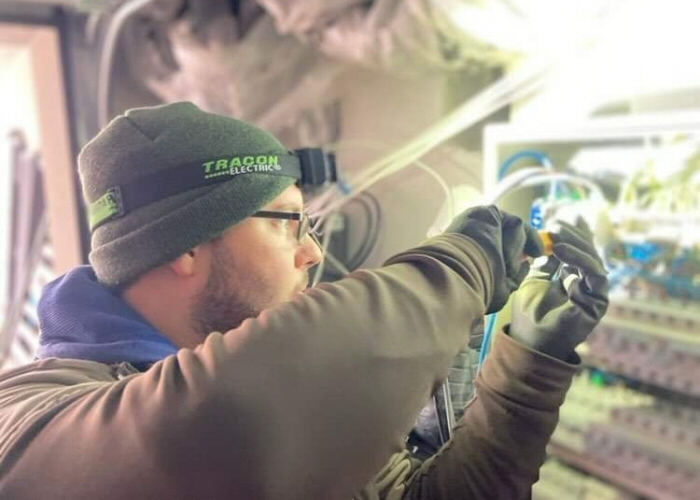 Professzionális villanyszerelő munkában